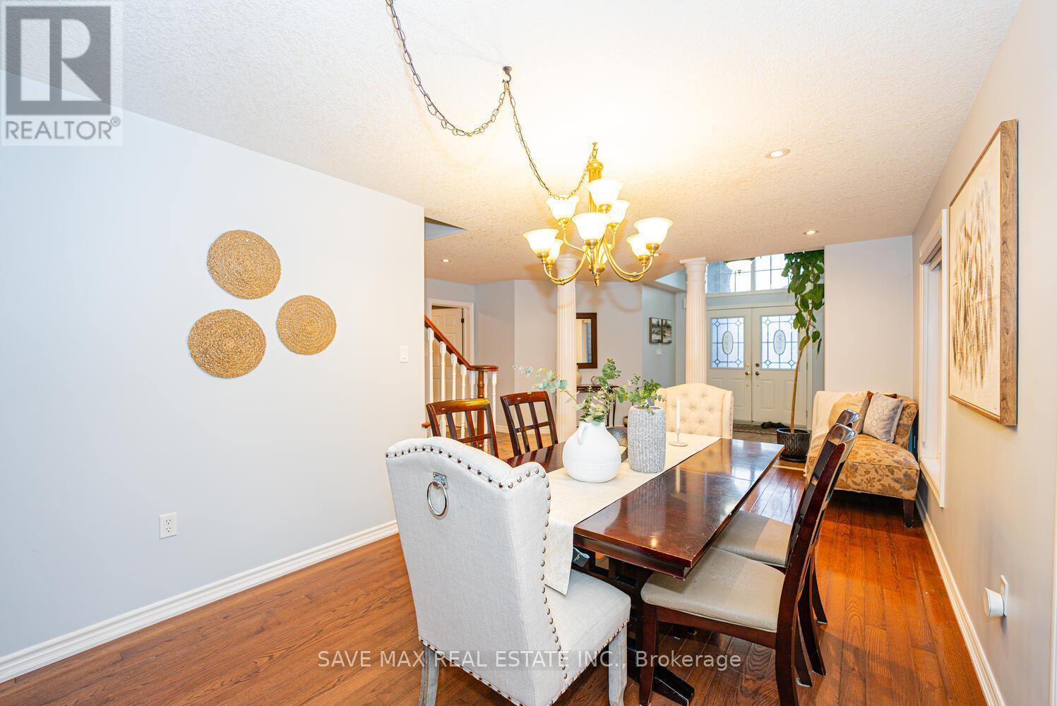 77 Sovereign'S Gate, Barrie, ON - Indoor Photo Showing Dining Room