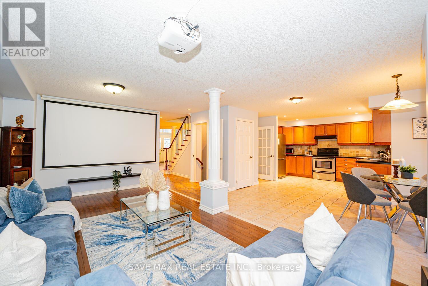 77 Sovereign'S Gate, Barrie, ON - Indoor Photo Showing Living Room