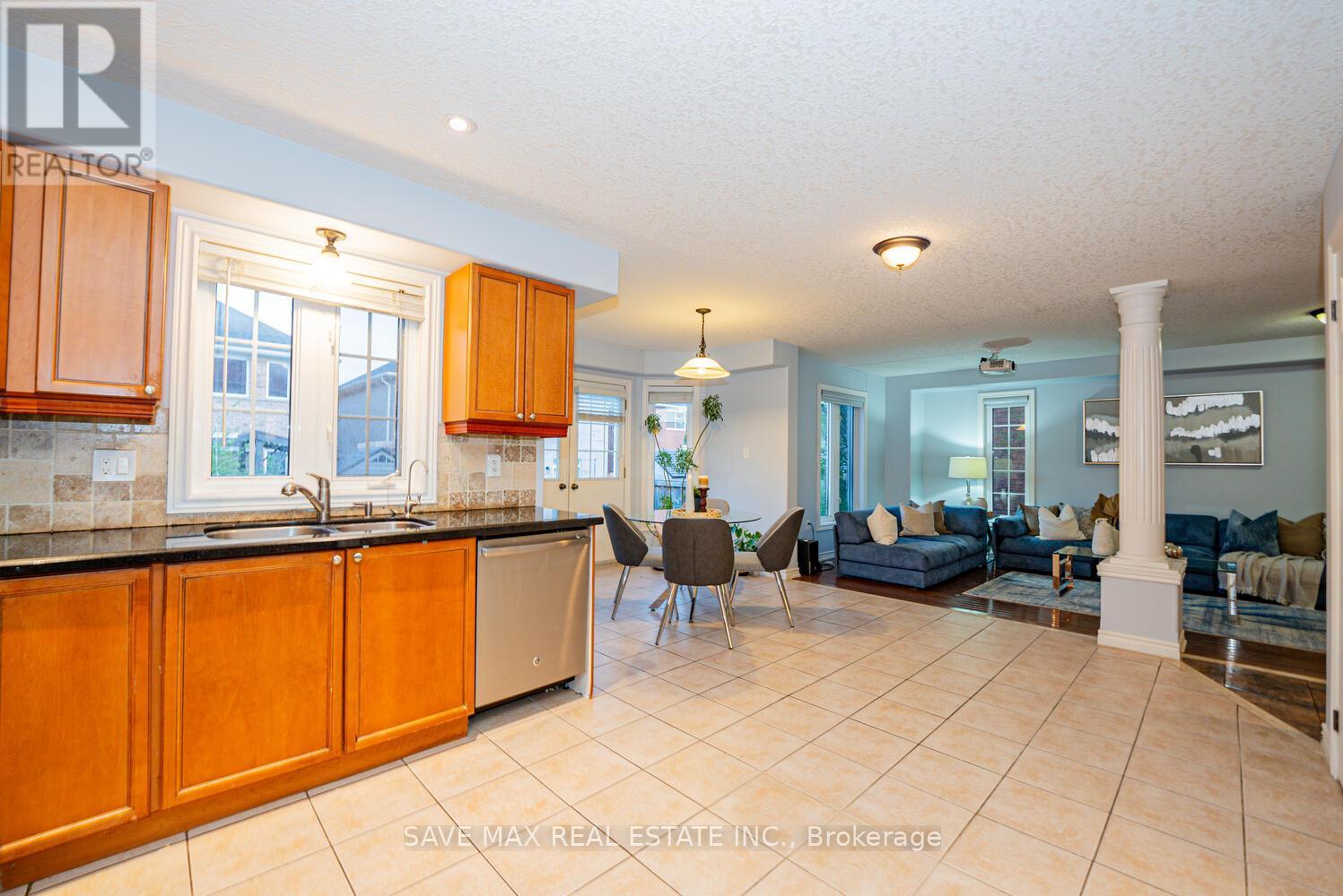 77 Sovereign'S Gate, Barrie, ON - Indoor Photo Showing Kitchen With Double Sink