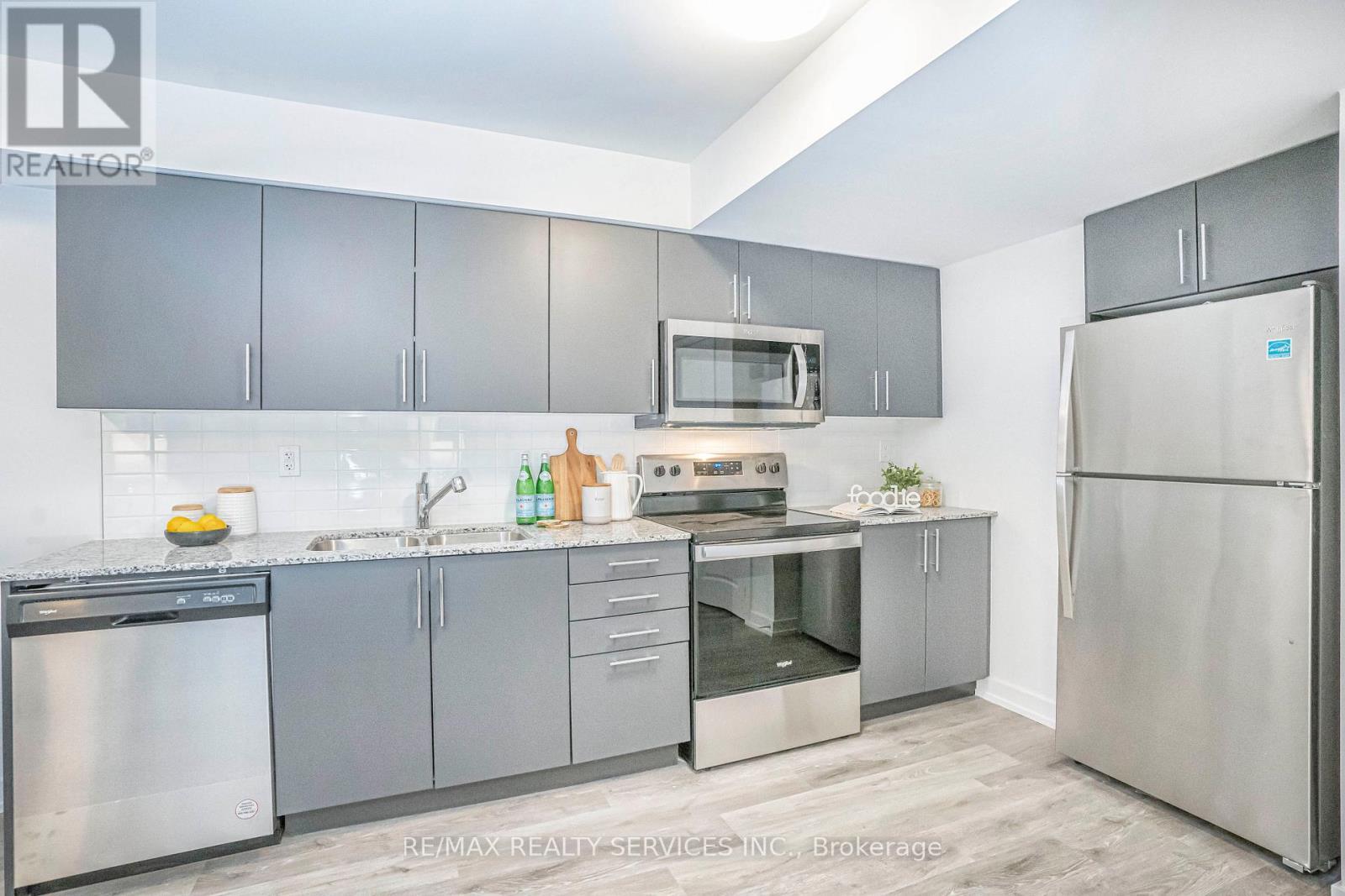 32 - 205 West Oak Trail, Kitchener, ON - Indoor Photo Showing Kitchen With Stainless Steel Kitchen With Upgraded Kitchen