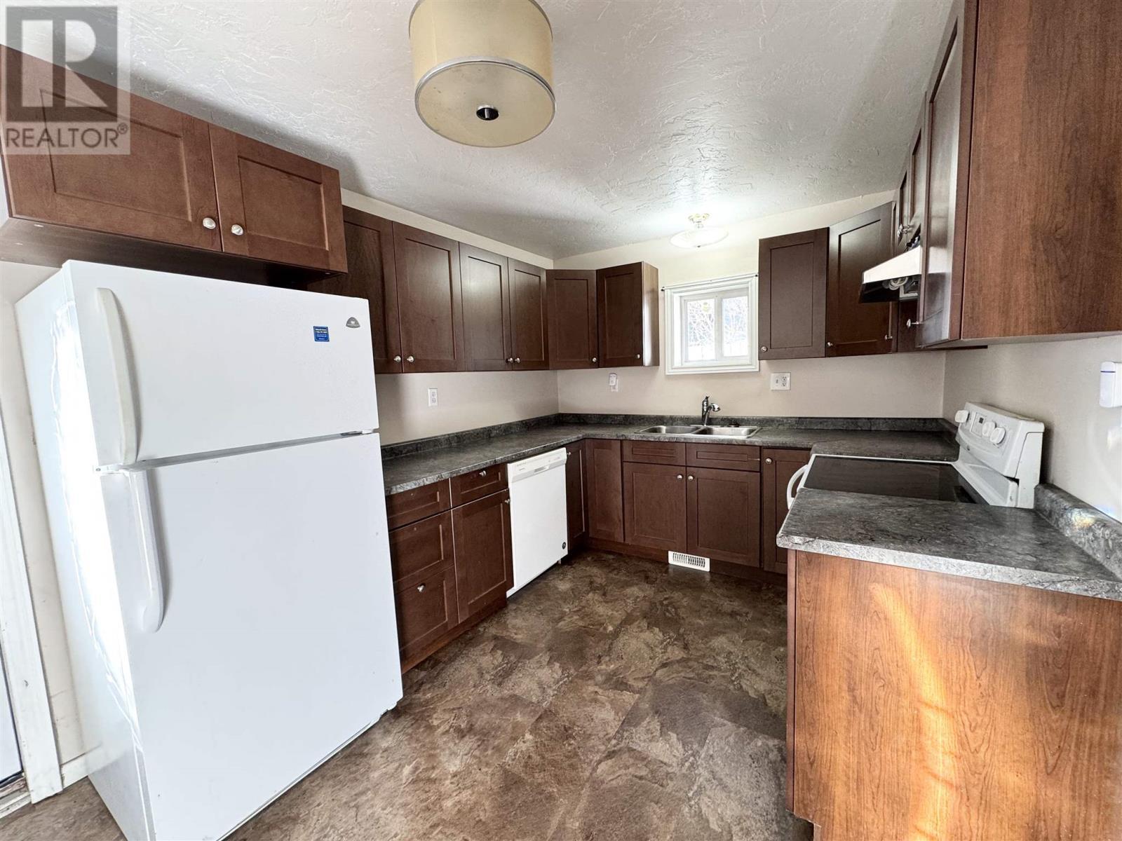 41 Elgin St, Chapleau, ON - Indoor Photo Showing Kitchen With Double Sink