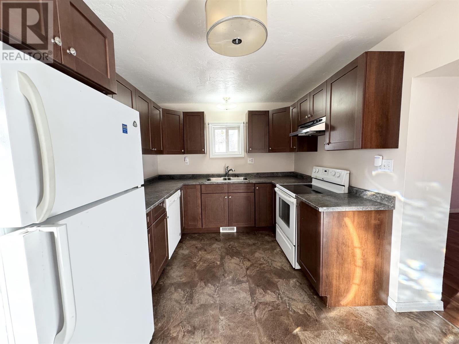 41 Elgin St, Chapleau, ON - Indoor Photo Showing Kitchen With Double Sink