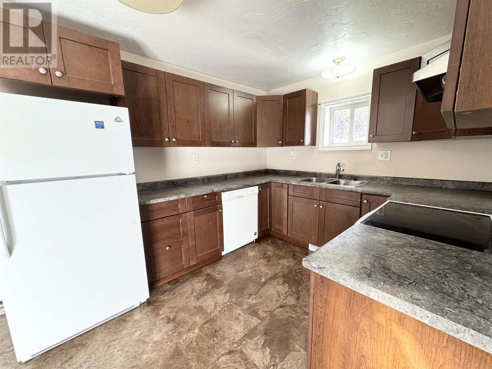 41 Elgin St, Chapleau, ON - Indoor Photo Showing Kitchen With Double Sink