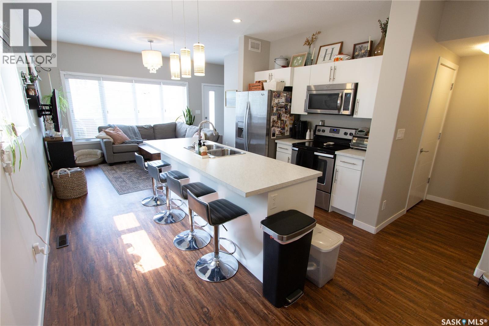 3913 James Hill Road, Regina, SK - Indoor Photo Showing Kitchen