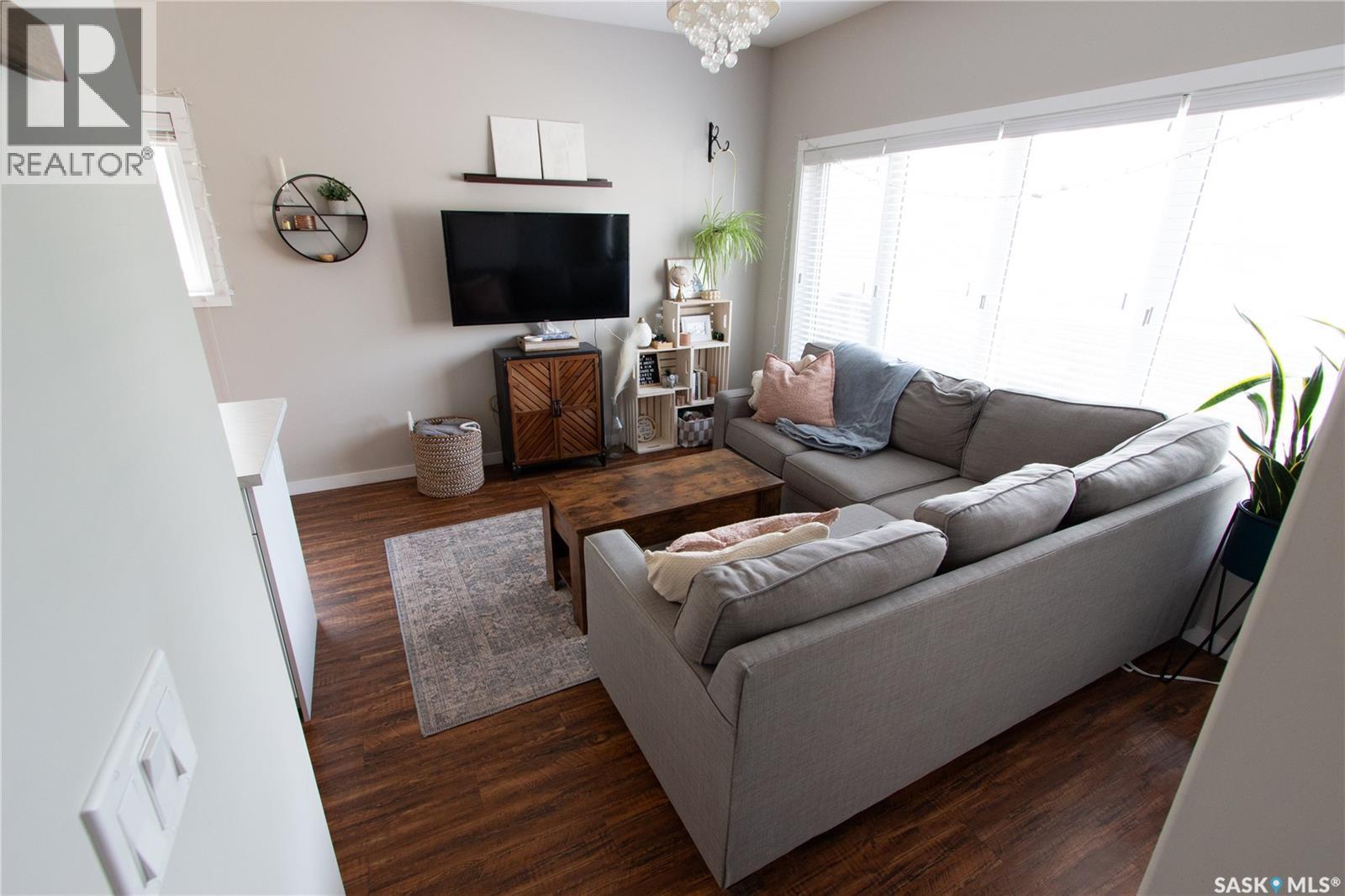 3913 James Hill Road, Regina, SK - Indoor Photo Showing Living Room