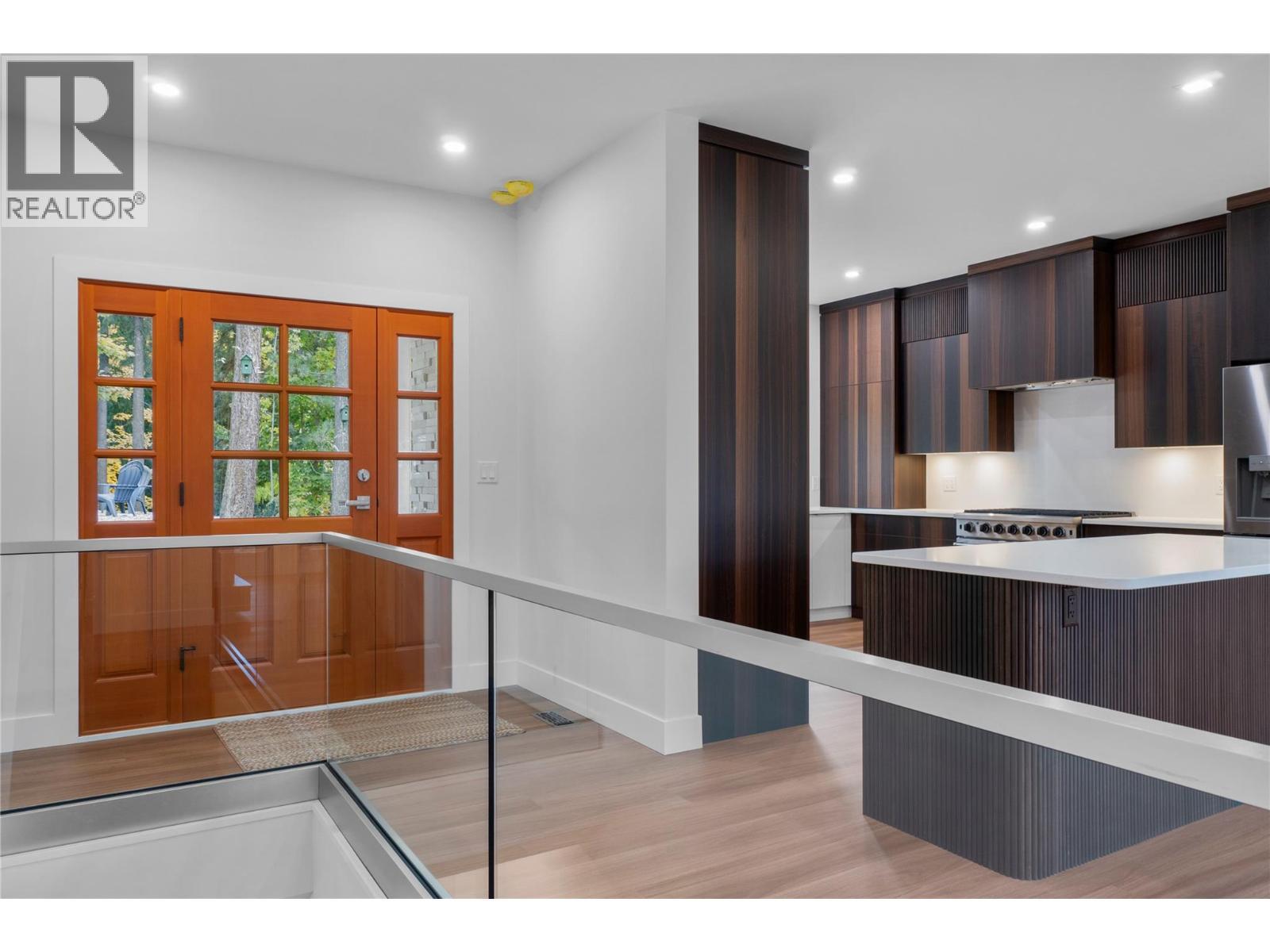 633 9 Street Se, Salmon Arm, BC - Indoor Photo Showing Kitchen With Upgraded Kitchen