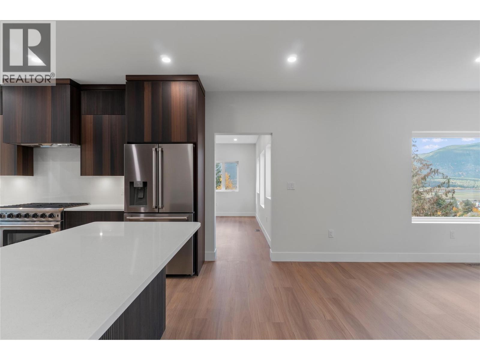 633 9 Street Se, Salmon Arm, BC - Indoor Photo Showing Kitchen With Upgraded Kitchen