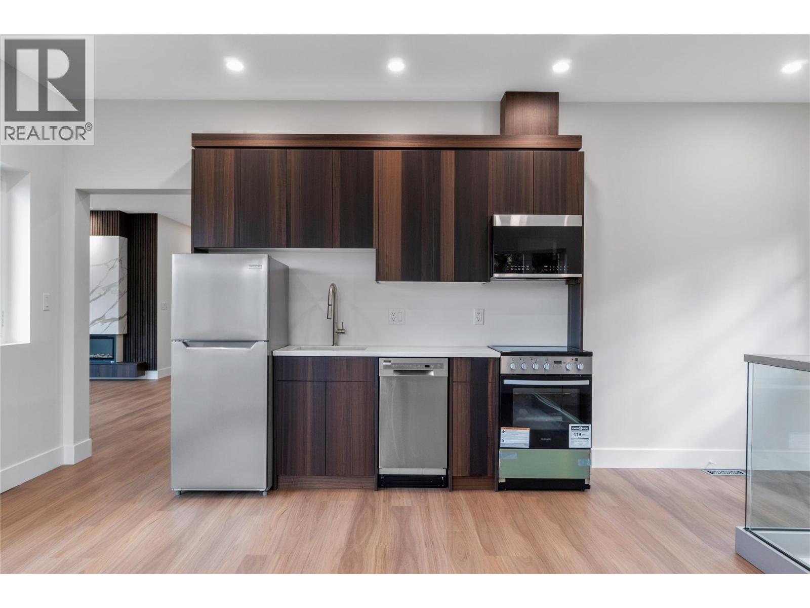 In Law kitchen or Butler Kitchen - 633 9 Street Se, Salmon Arm, BC - Indoor Photo Showing Kitchen