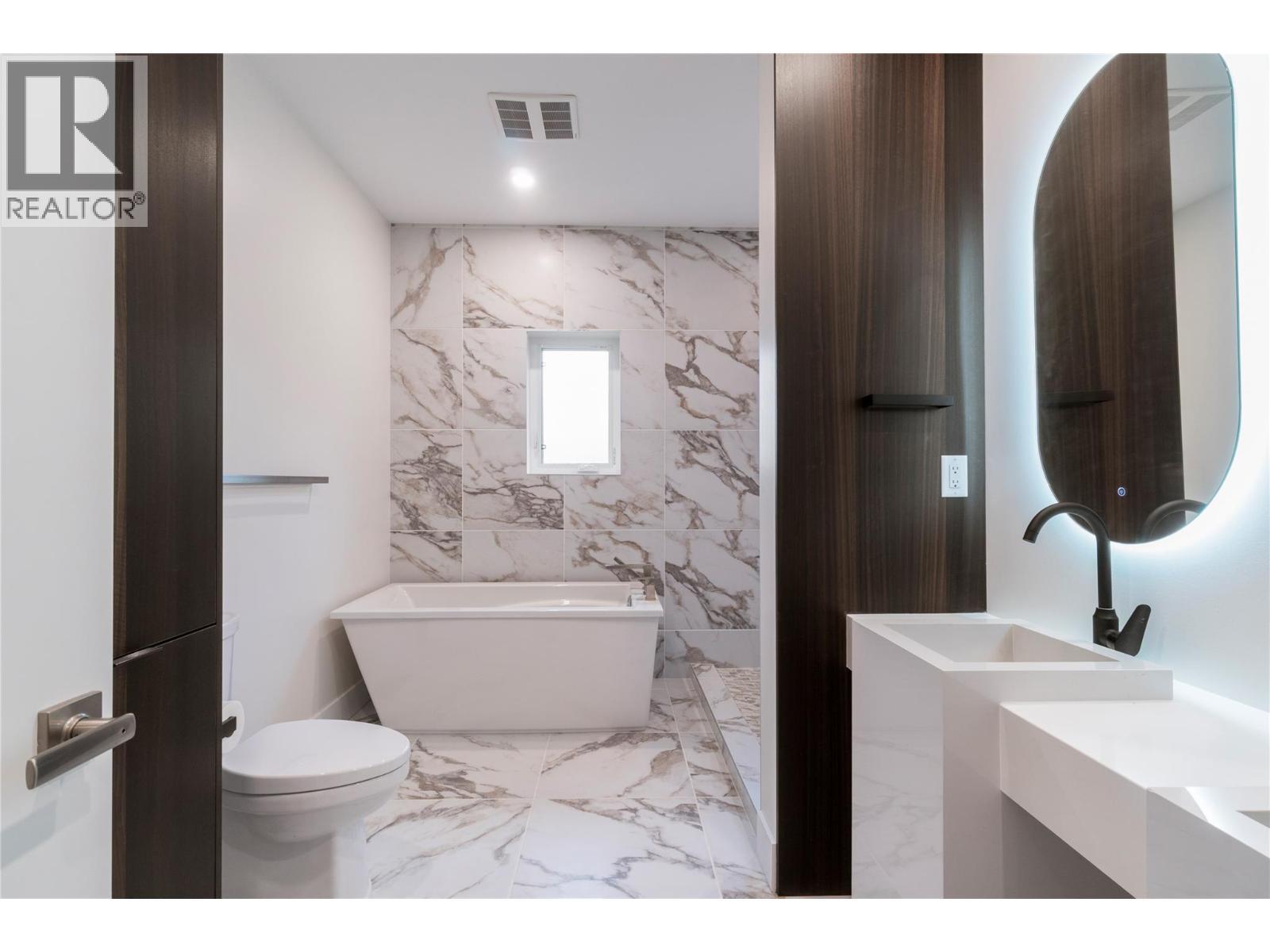 WOW second 5 piece bathroom - 633 9 Street Se, Salmon Arm, BC - Indoor Photo Showing Bathroom