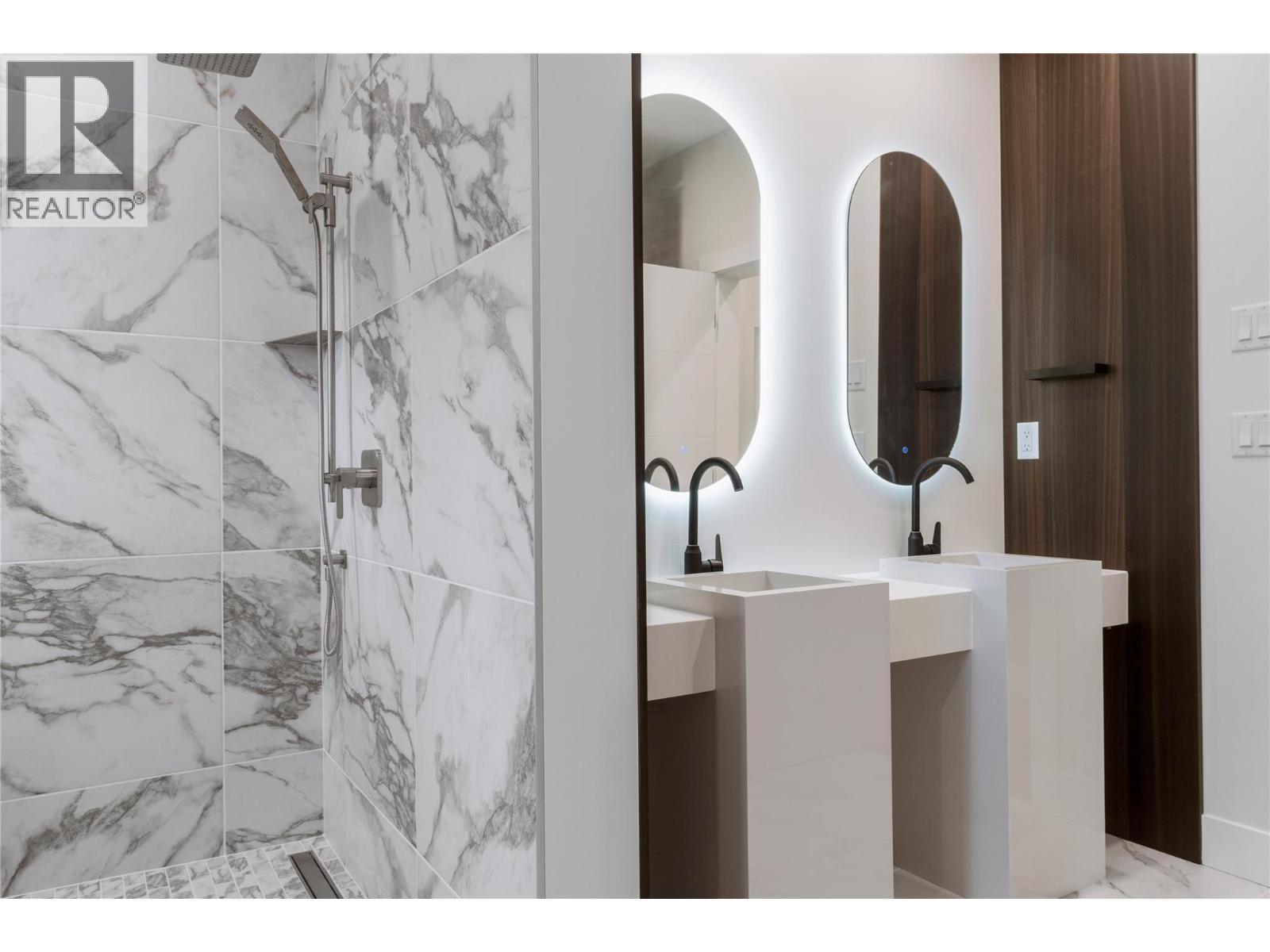 633 9 Street Se, Salmon Arm, BC - Indoor Photo Showing Bathroom