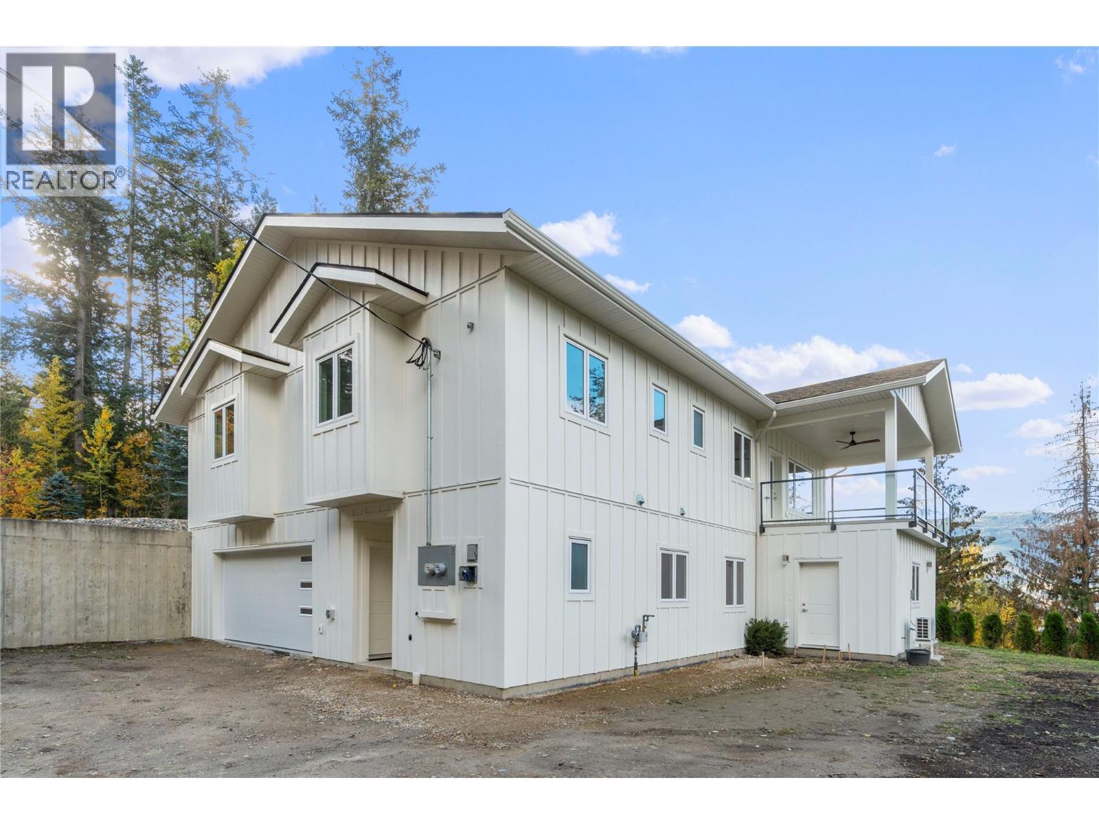 Lower suite side of home - parking on the right - 633 9 Street Se, Salmon Arm, BC - Outdoor