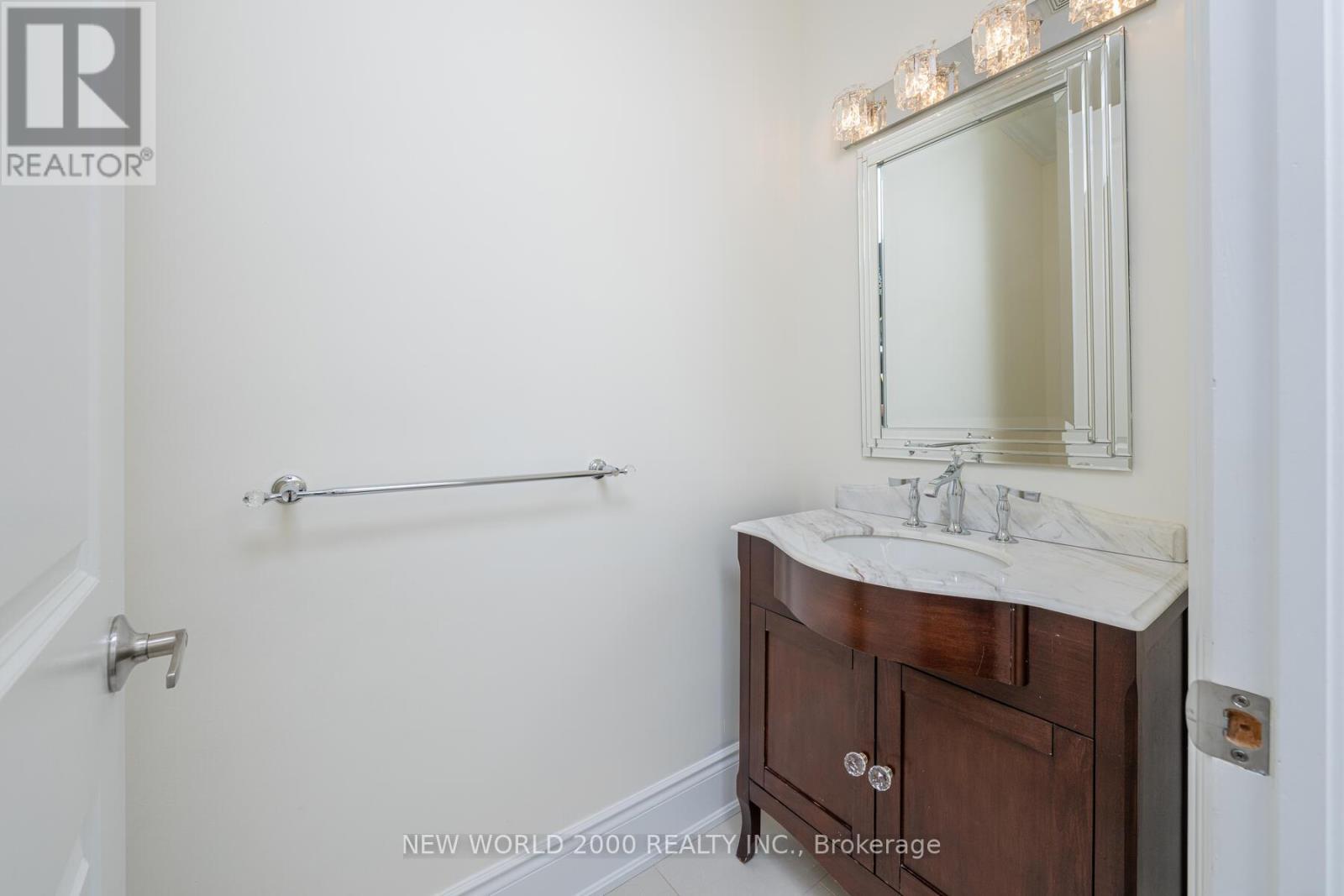 10 Orleans Circle, Vaughan, ON - Indoor Photo Showing Bathroom