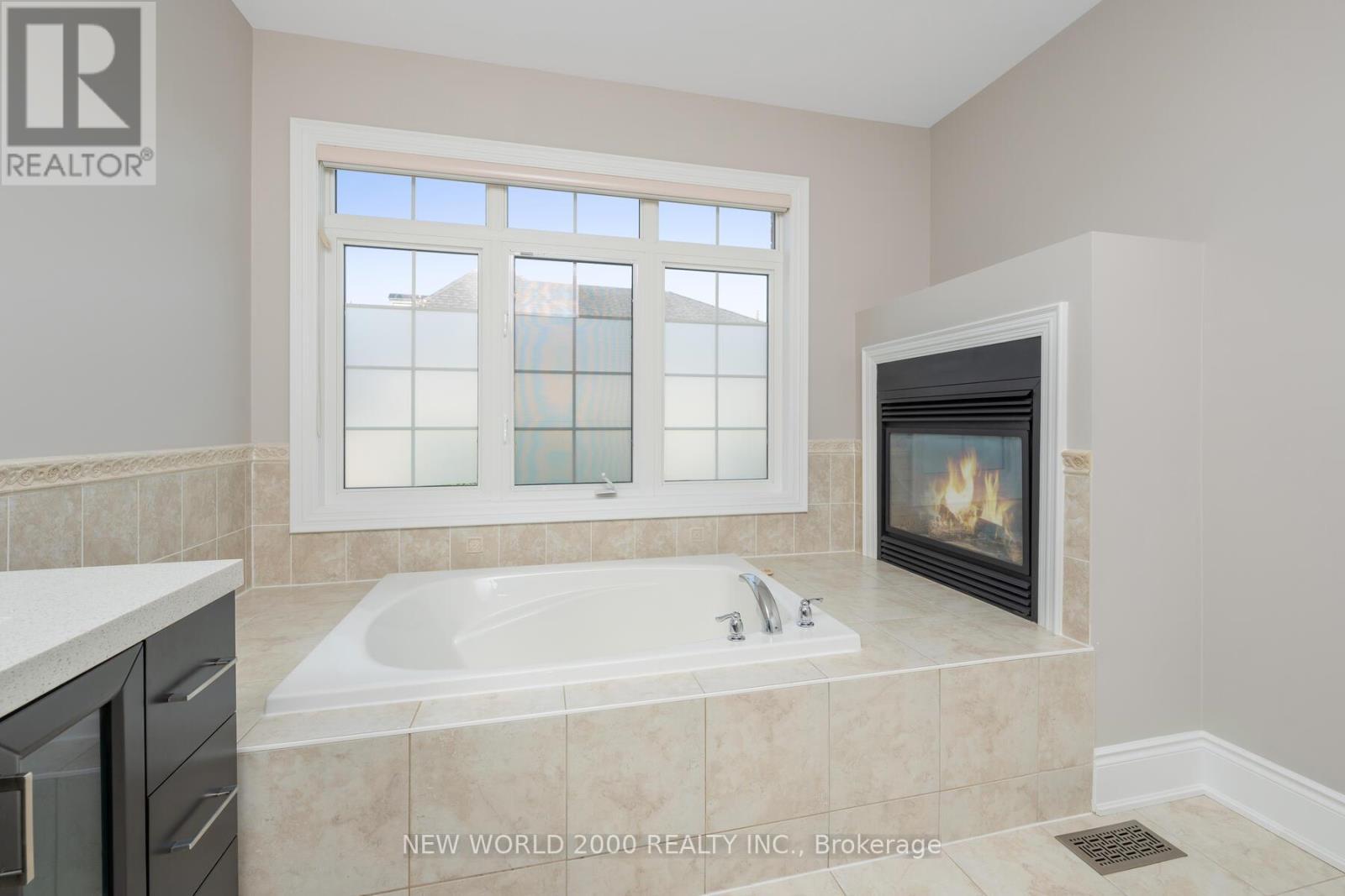 10 Orleans Circle, Vaughan, ON - Indoor Photo Showing Bathroom With Fireplace