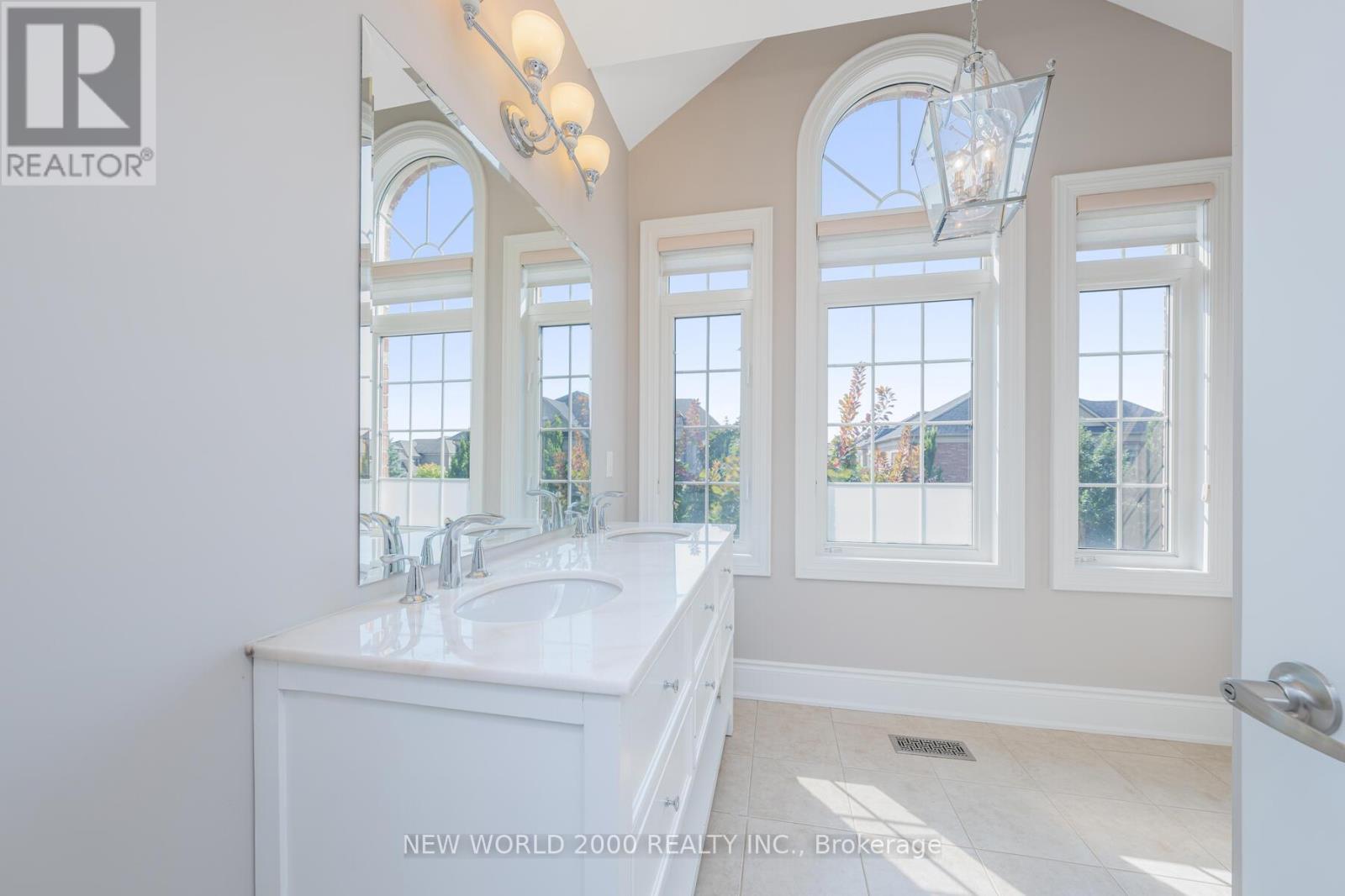 10 Orleans Circle, Vaughan, ON - Indoor Photo Showing Bathroom
