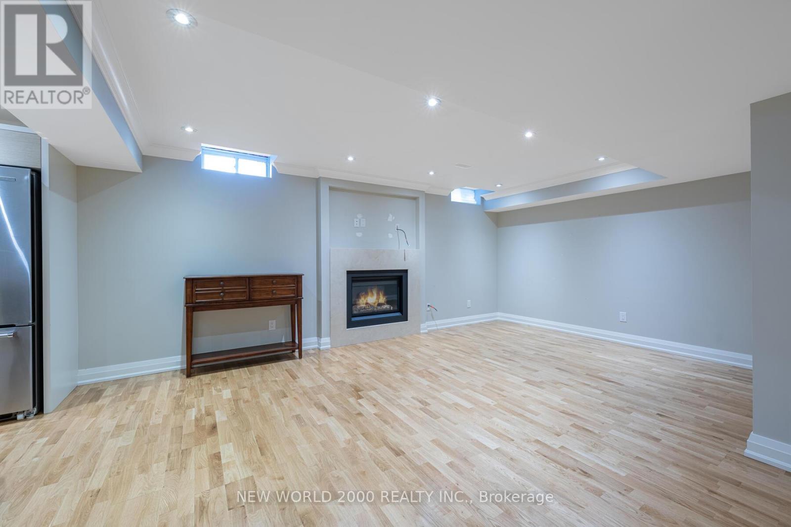10 Orleans Circle, Vaughan, ON - Indoor With Fireplace