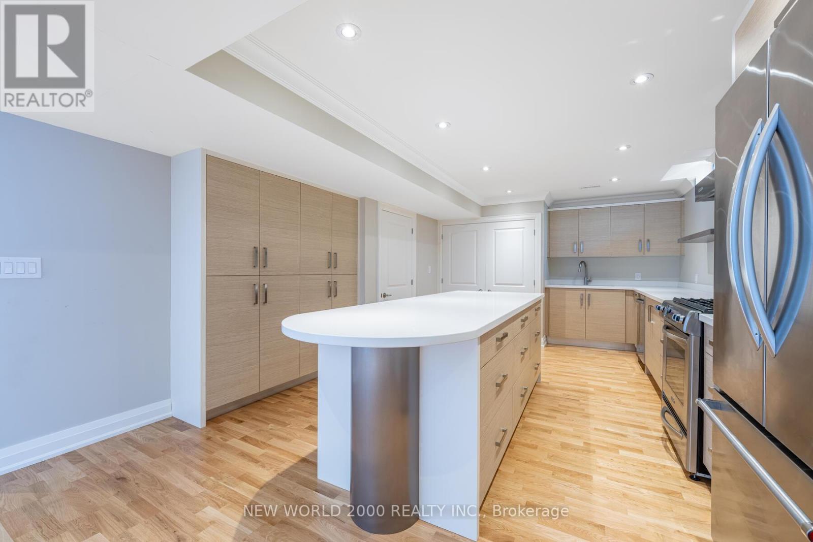 10 Orleans Circle, Vaughan, ON - Indoor Photo Showing Kitchen With Upgraded Kitchen