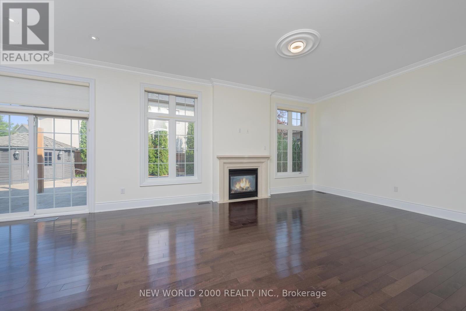 10 Orleans Circle, Vaughan, ON - Indoor With Fireplace