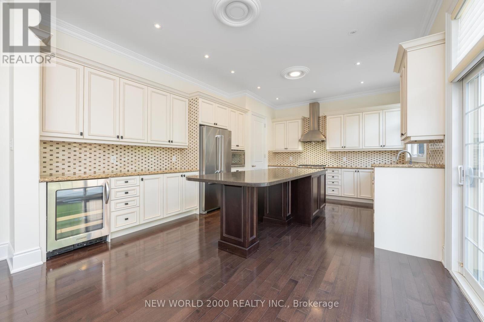 10 Orleans Circle, Vaughan, ON - Indoor Photo Showing Kitchen With Upgraded Kitchen