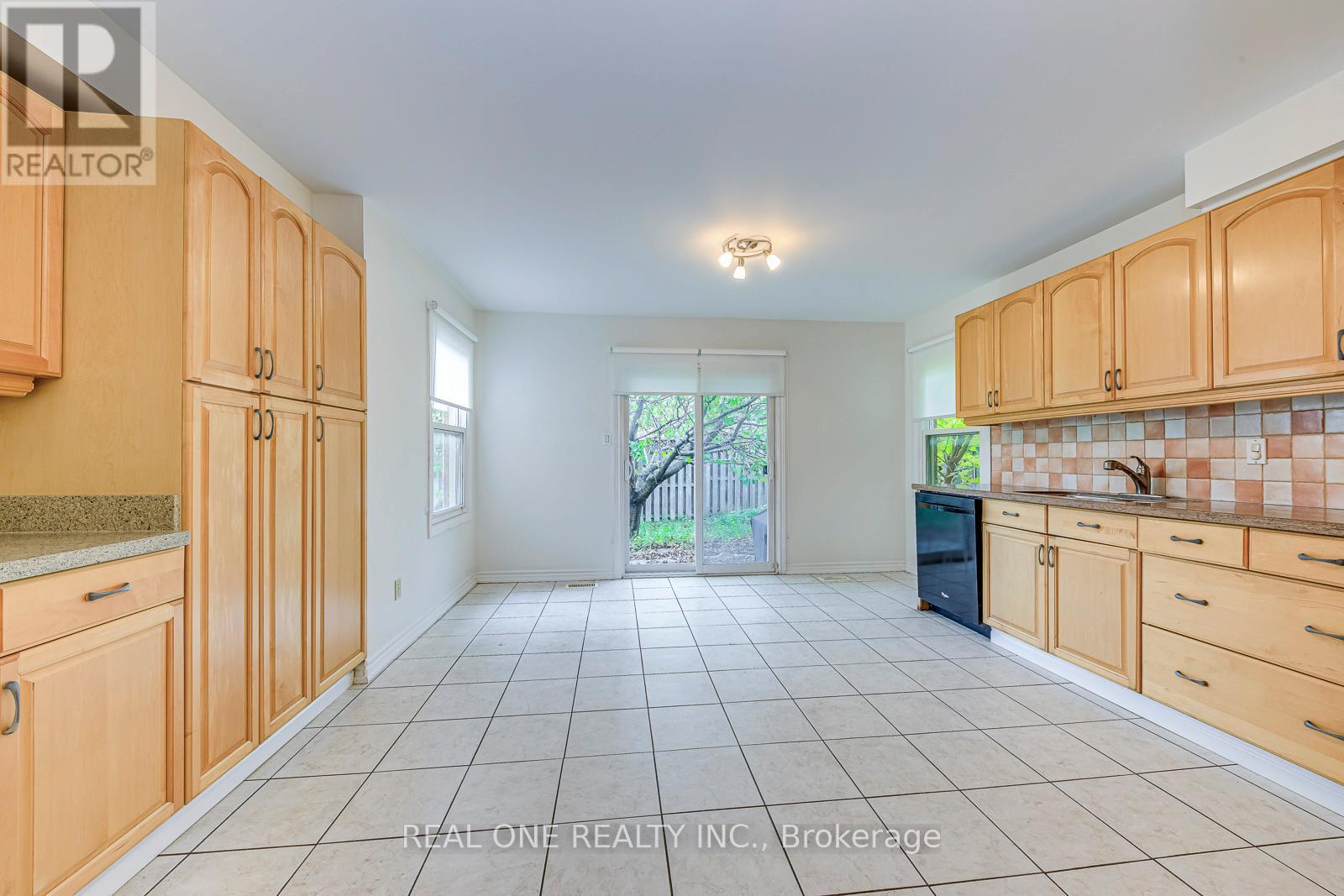 220 Kingsbridge Garden Circle, Mississauga, ON - Indoor Photo Showing Kitchen