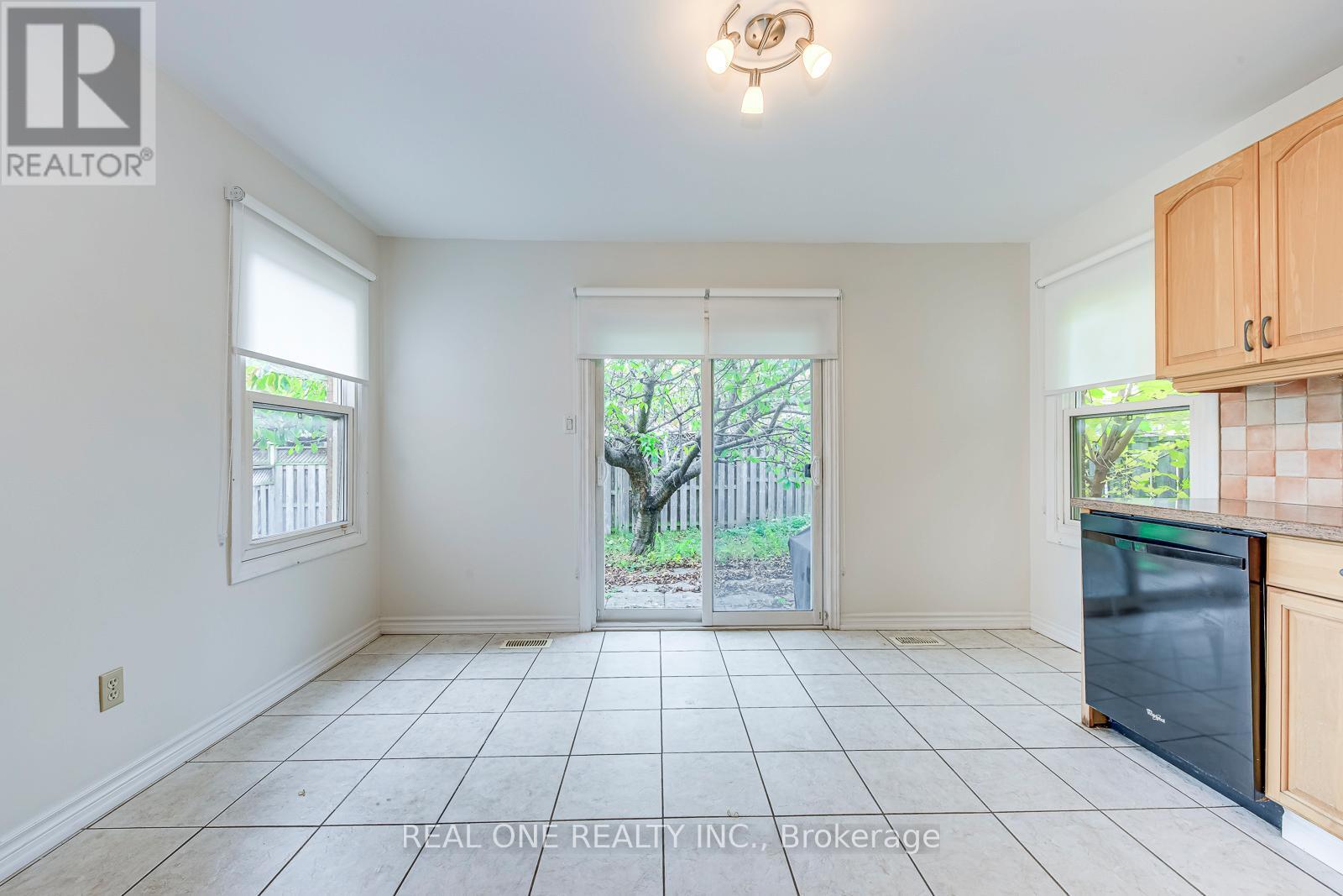 220 Kingsbridge Garden Circle, Mississauga, ON - Indoor Photo Showing Kitchen