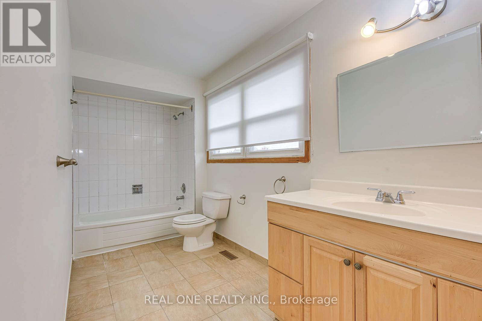 220 Kingsbridge Garden Circle, Mississauga, ON - Indoor Photo Showing Bathroom