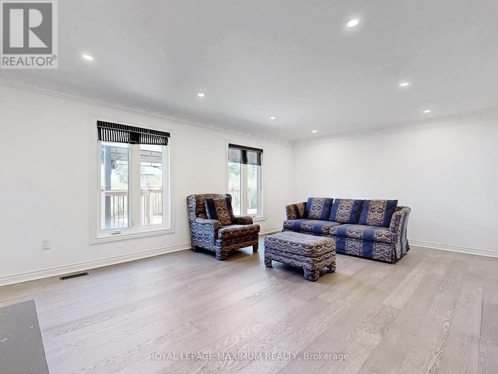 22 A Waltham Crescent, Richmond Hill, ON - Indoor Photo Showing Living Room