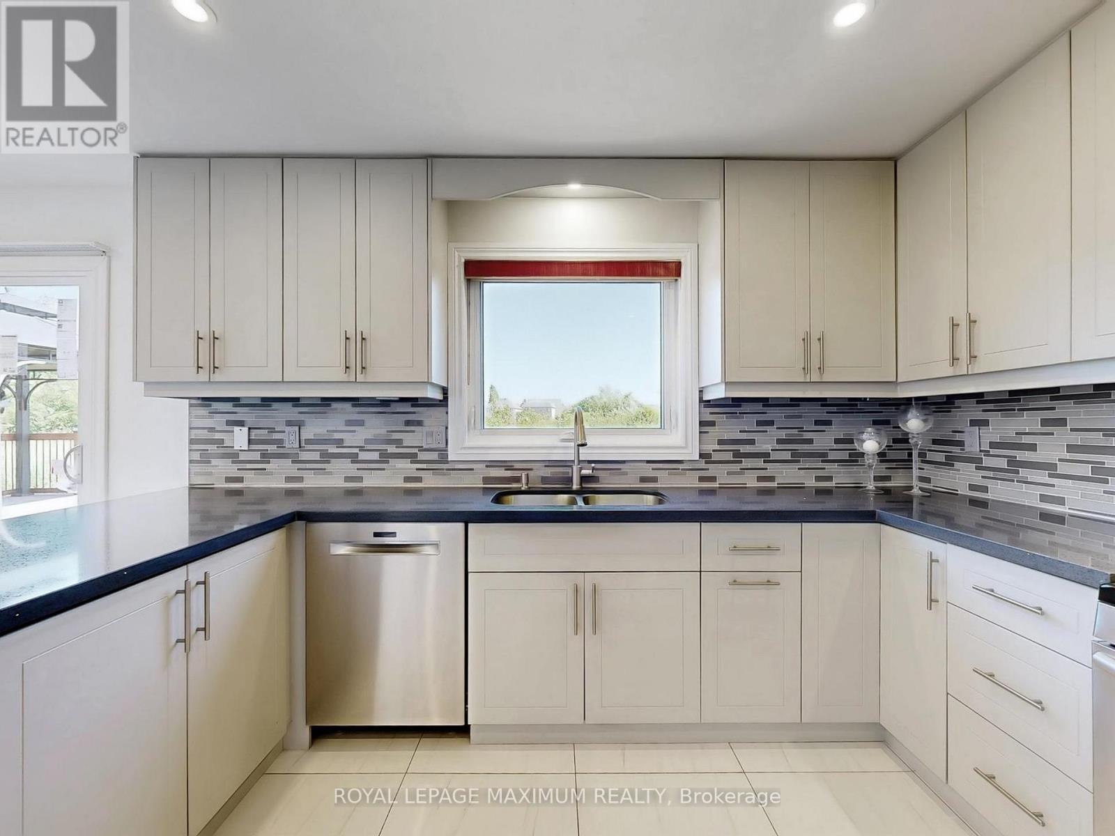 22 A Waltham Crescent, Richmond Hill, ON - Indoor Photo Showing Kitchen With Double Sink