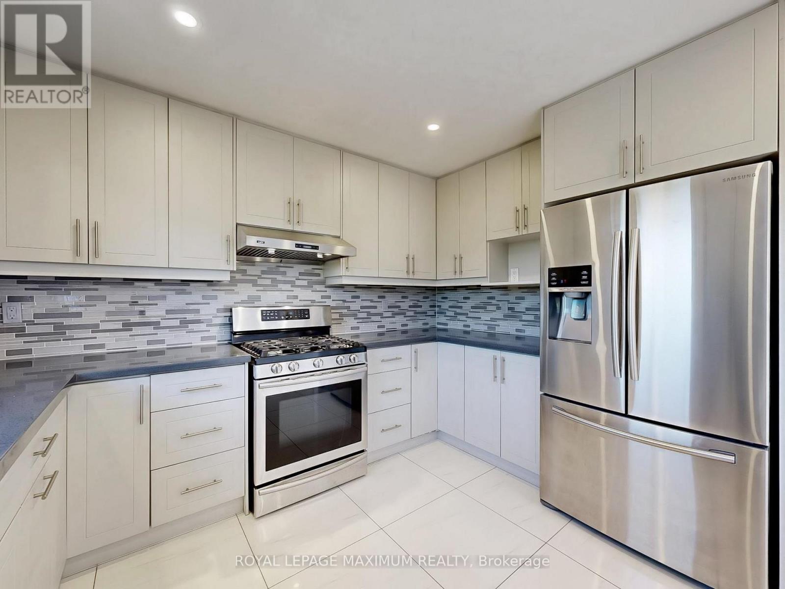22 A Waltham Crescent, Richmond Hill, ON - Indoor Photo Showing Kitchen With Upgraded Kitchen