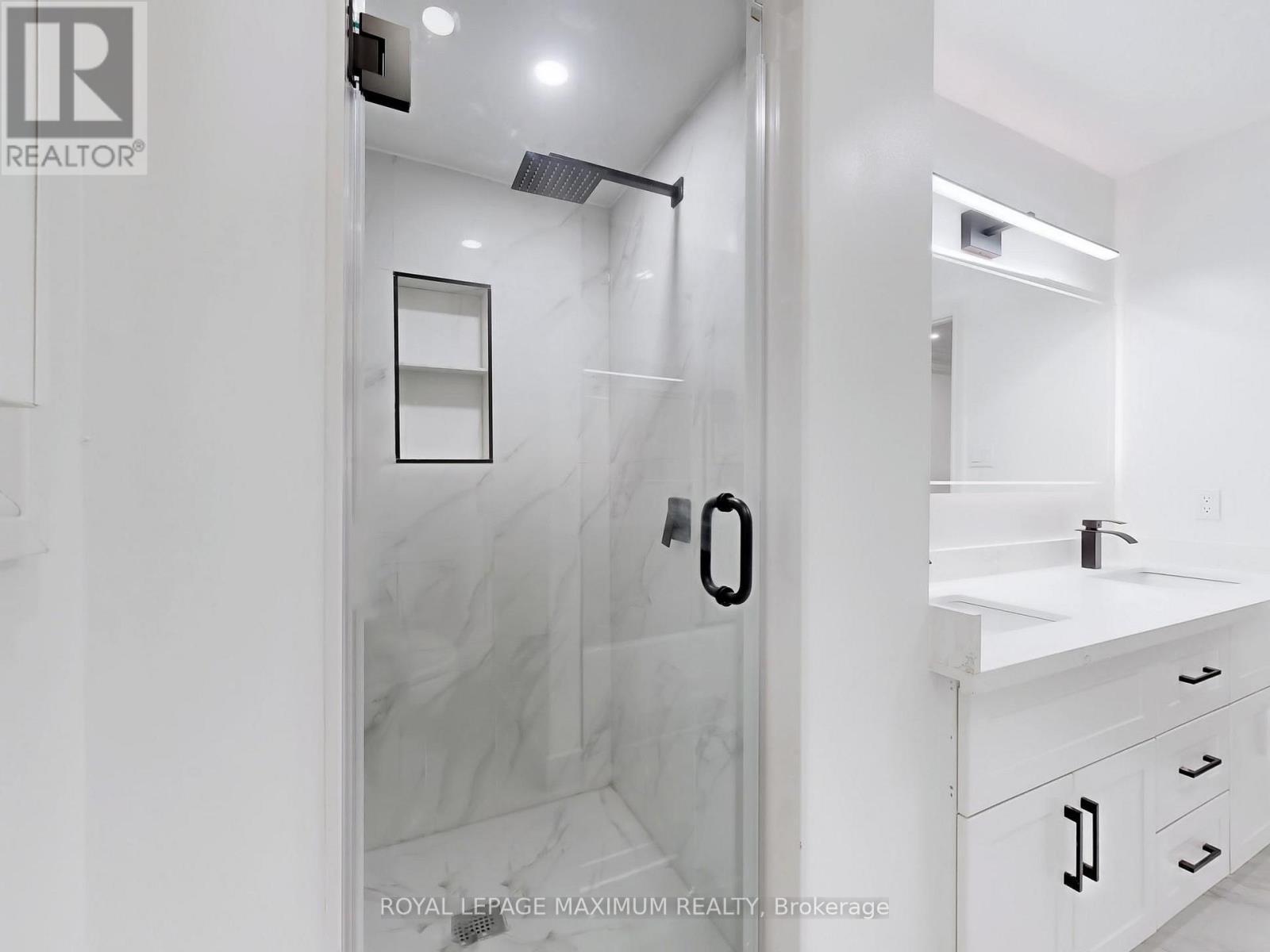 22 A Waltham Crescent, Richmond Hill, ON -