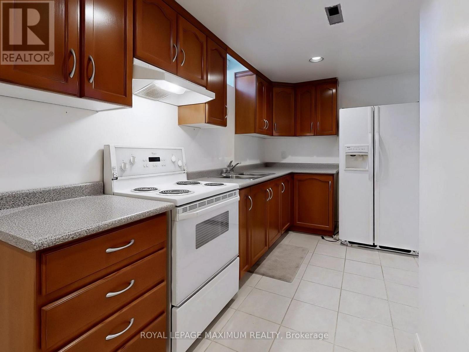 22 A Waltham Crescent, Richmond Hill, ON - Indoor Photo Showing Kitchen With Double Sink