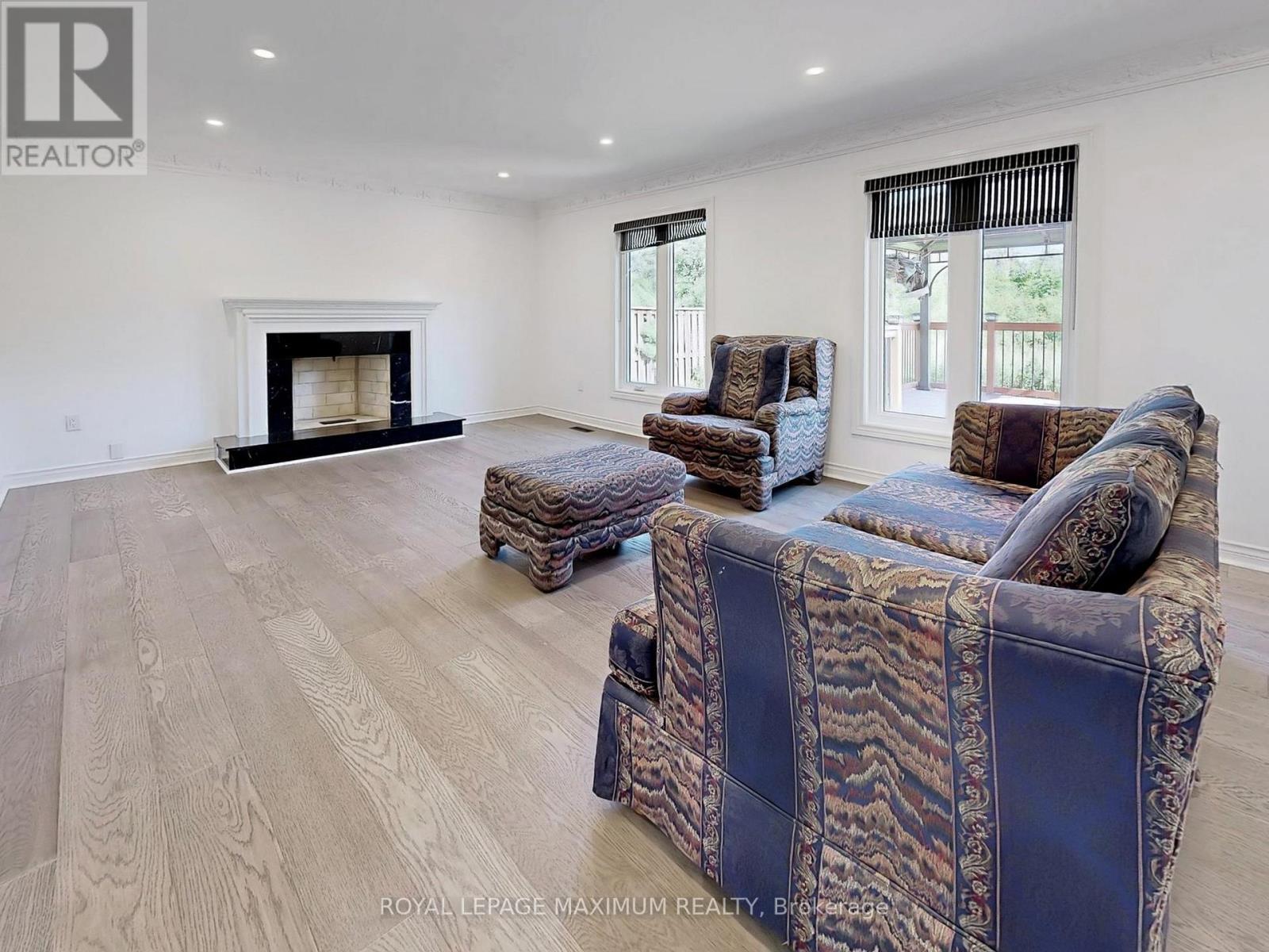 22 A Waltham Crescent, Richmond Hill, ON - Indoor Photo Showing Living Room With Fireplace