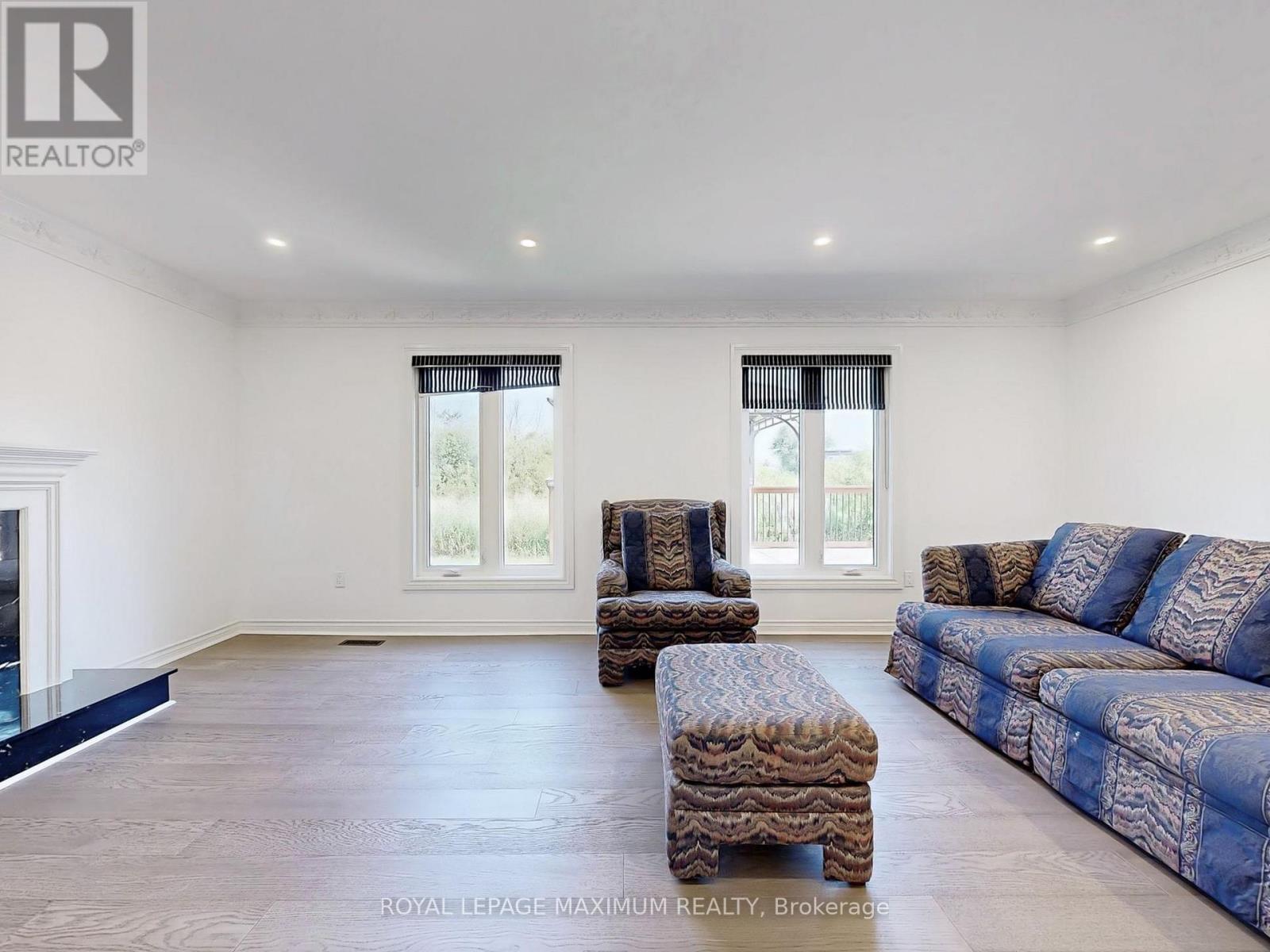 22 A Waltham Crescent, Richmond Hill, ON - Indoor Photo Showing Living Room With Fireplace