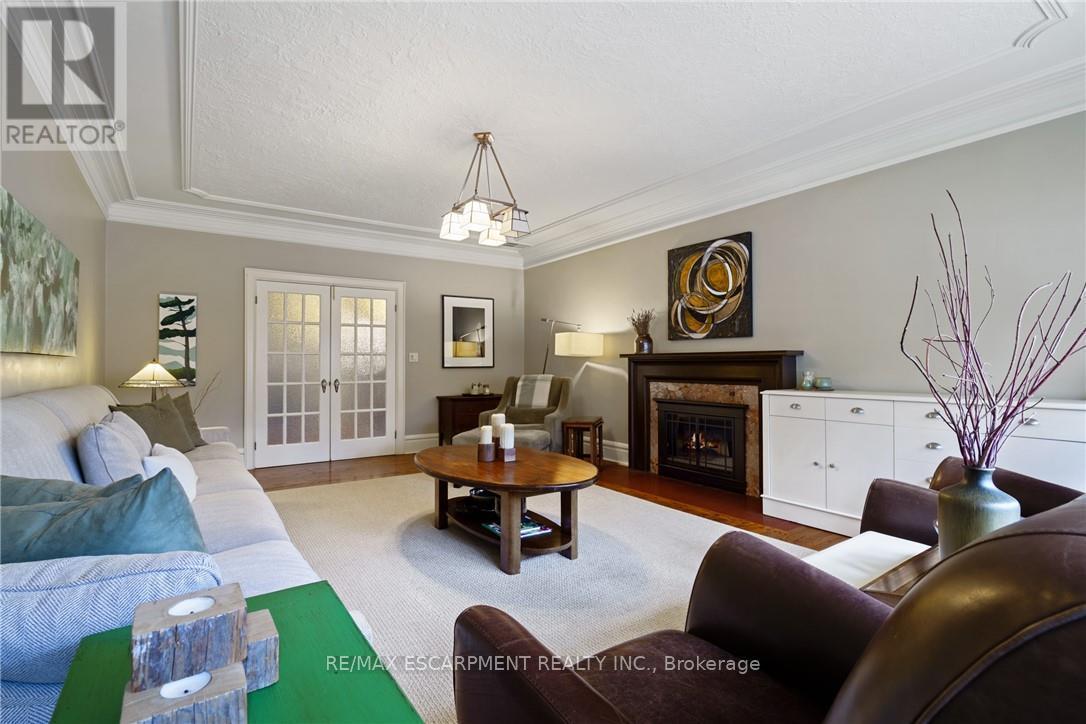 2 Oak Knoll Drive, Hamilton, ON - Indoor Photo Showing Living Room With Fireplace
