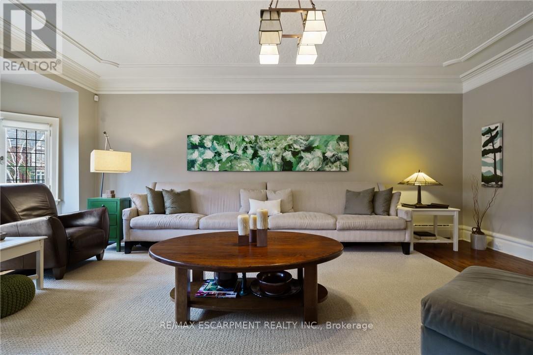 2 Oak Knoll Drive, Hamilton, ON - Indoor Photo Showing Living Room