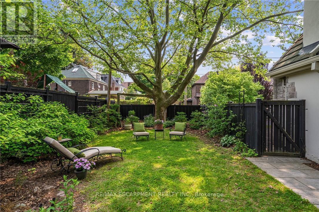 2 Oak Knoll Drive, Hamilton, ON - Outdoor