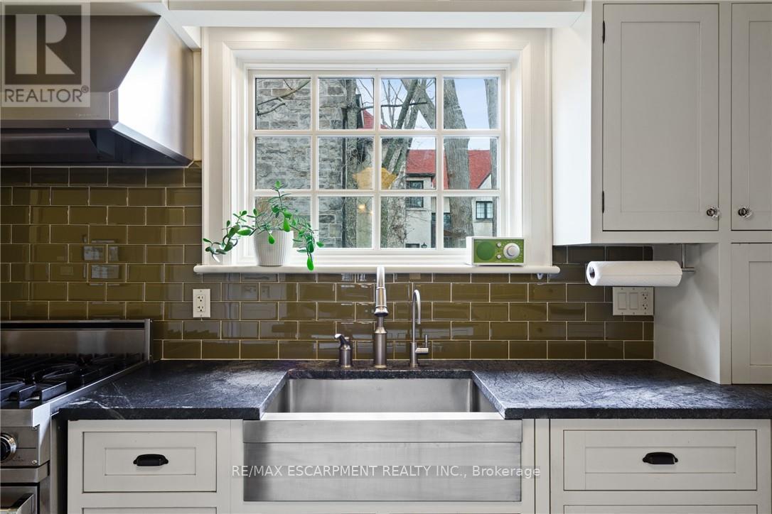 2 Oak Knoll Drive, Hamilton, ON - Indoor Photo Showing Kitchen