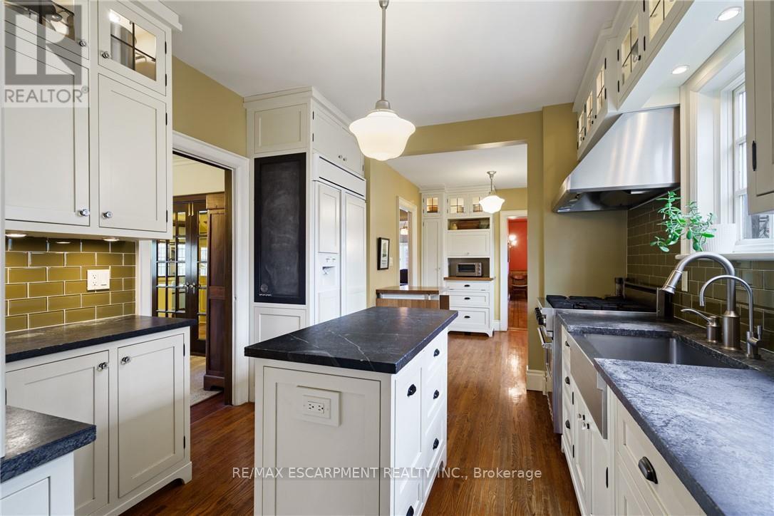 2 Oak Knoll Drive, Hamilton, ON - Indoor Photo Showing Kitchen