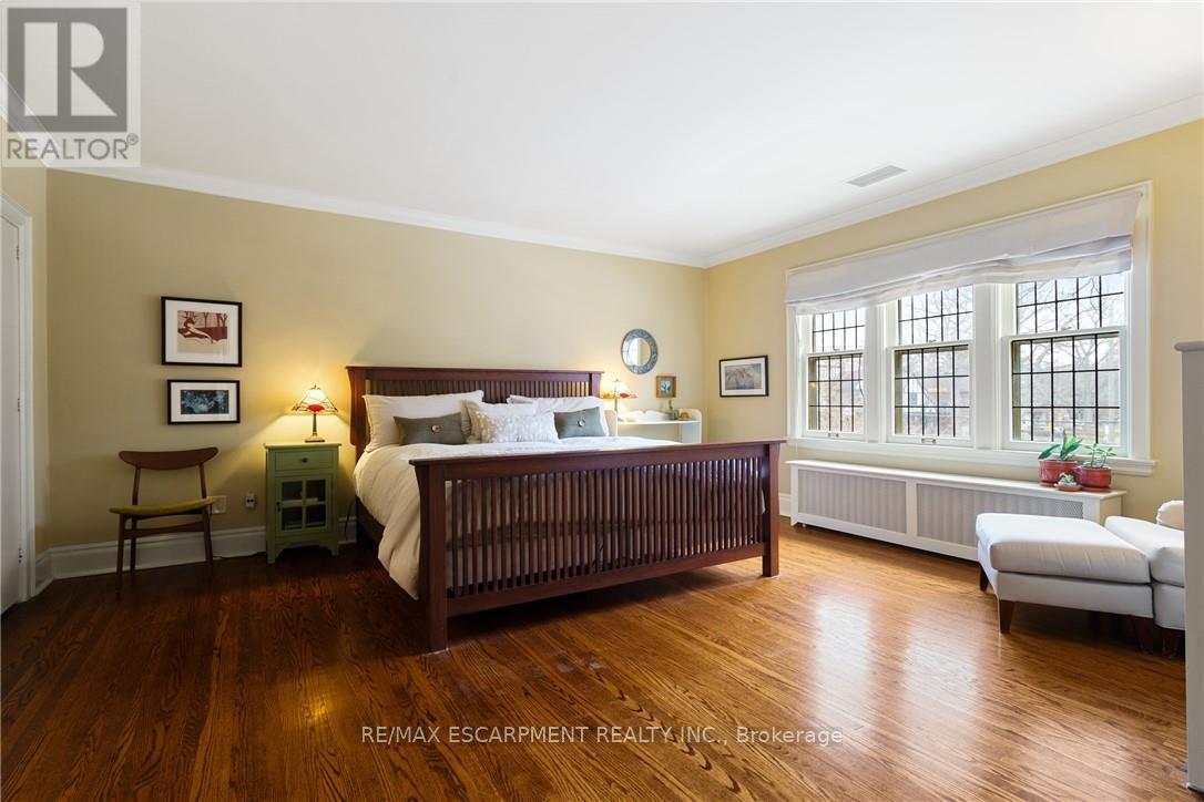 2 Oak Knoll Drive, Hamilton, ON - Indoor Photo Showing Bedroom