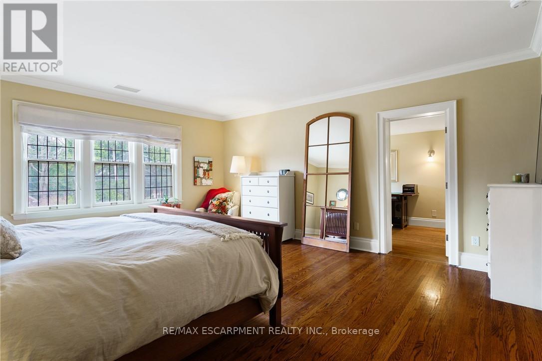 2 Oak Knoll Drive, Hamilton, ON - Indoor Photo Showing Bedroom