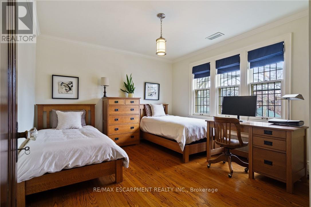 2 Oak Knoll Drive, Hamilton, ON - Indoor Photo Showing Bedroom