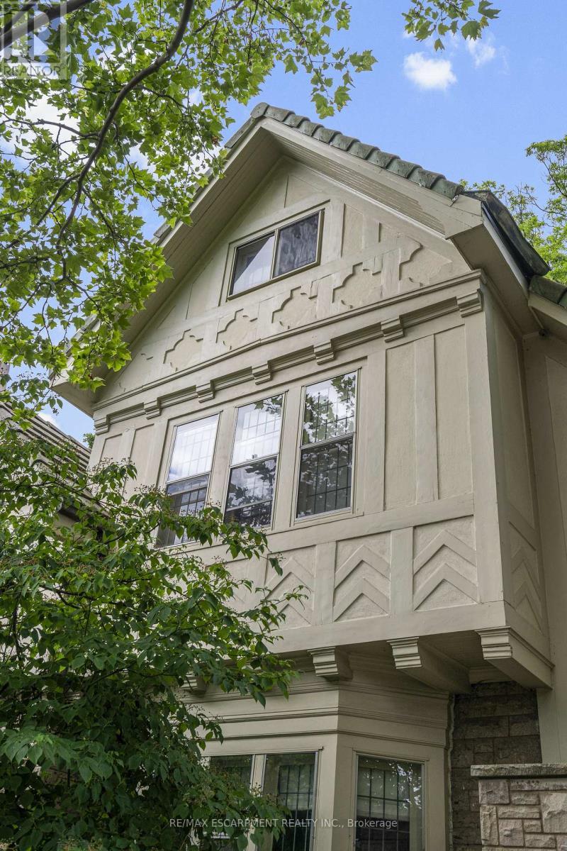 2 Oak Knoll Drive, Hamilton, ON - Outdoor