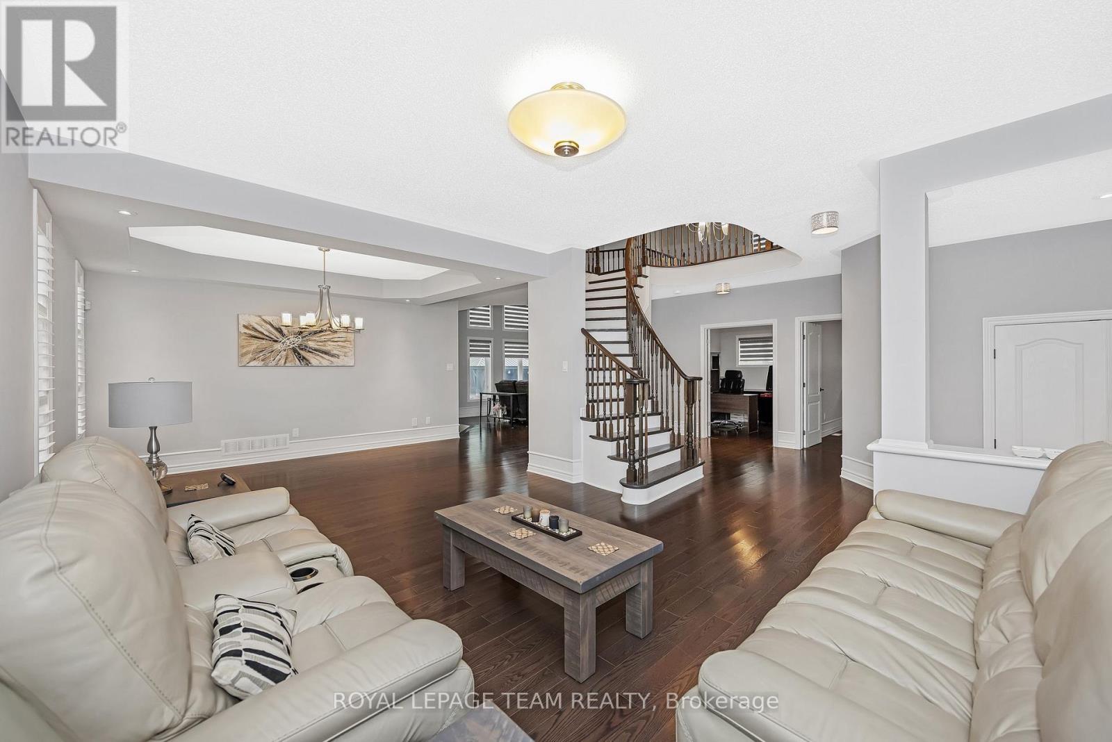 51 Bridle Crest Court, Ottawa, ON - Indoor Photo Showing Living Room