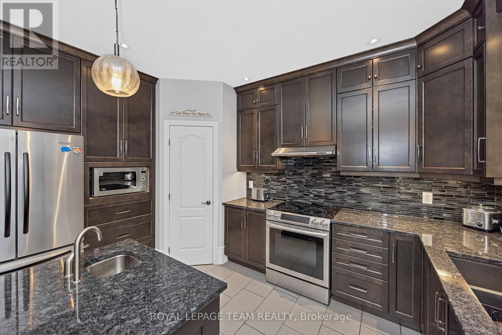 51 Bridle Crest Court, Ottawa, ON - Indoor Photo Showing Kitchen With Upgraded Kitchen