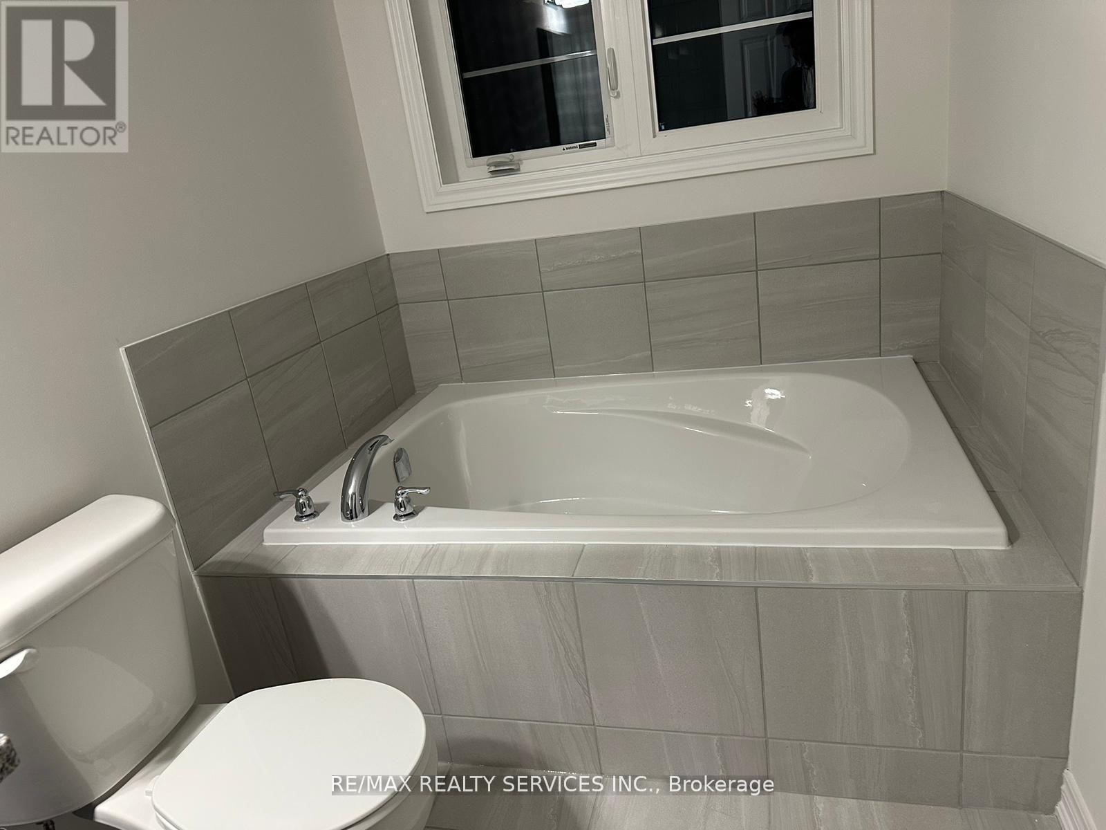 93 Air Dancer Crescent, Oshawa, ON - Indoor Photo Showing Bathroom