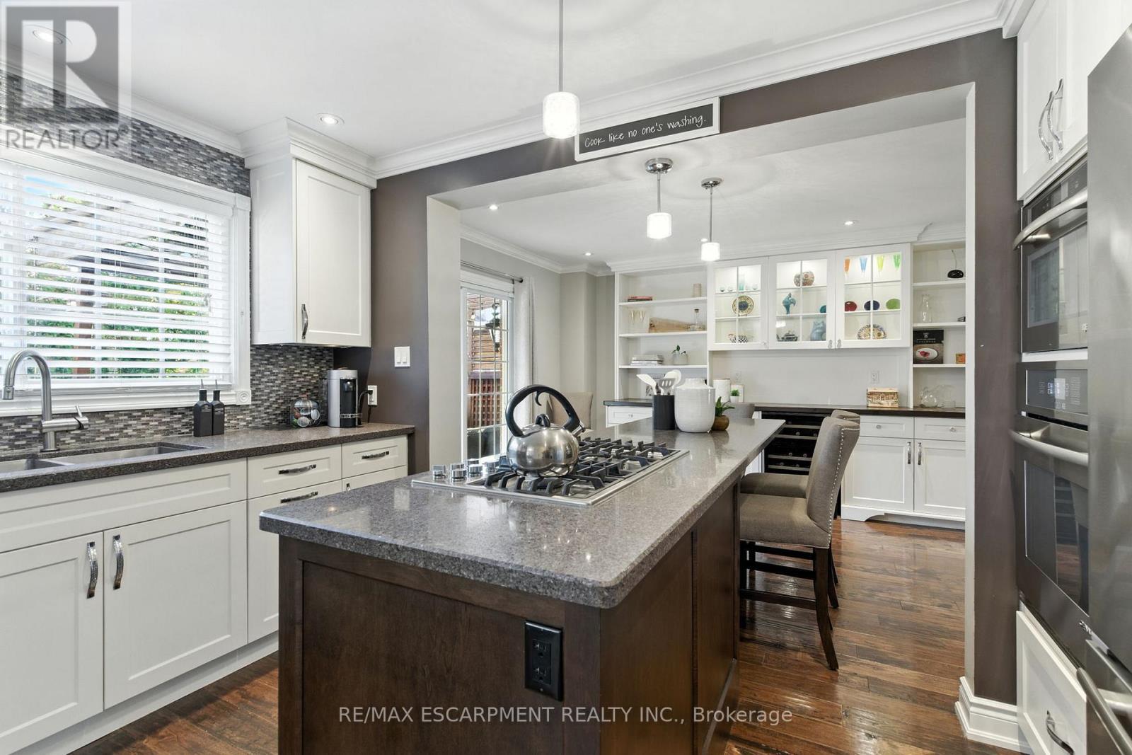 2041 Quail Valley Drive, Burlington, ON - Indoor Photo Showing Kitchen With Upgraded Kitchen