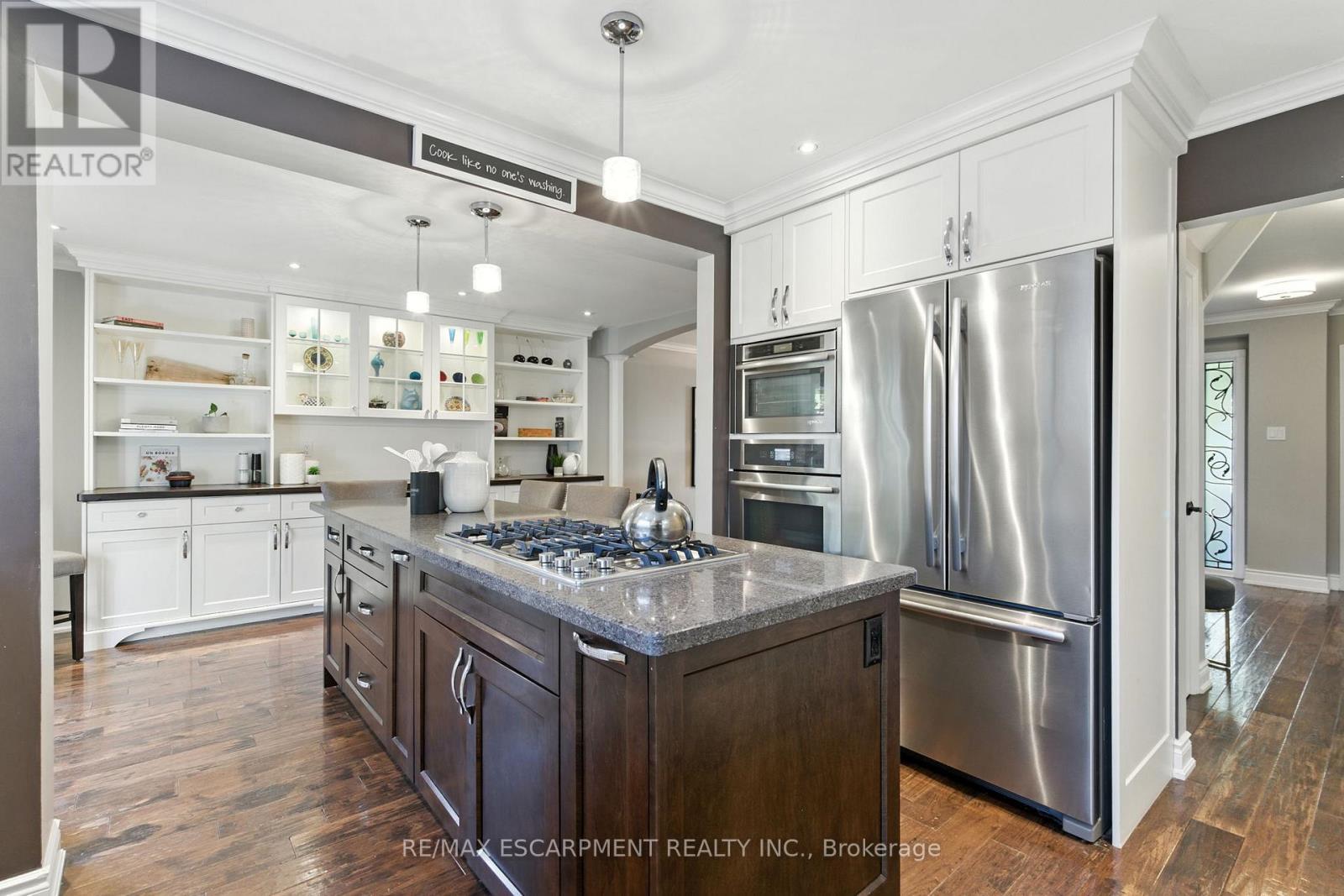 2041 Quail Valley Drive, Burlington, ON - Indoor Photo Showing Kitchen With Upgraded Kitchen