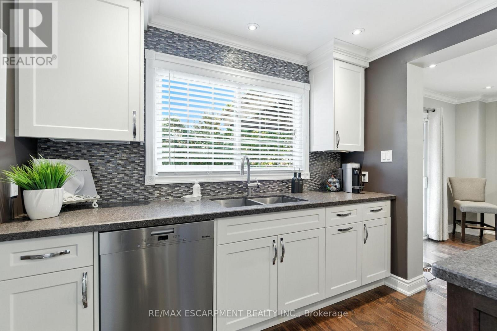 2041 Quail Valley Drive, Burlington, ON - Indoor Photo Showing Kitchen With Double Sink