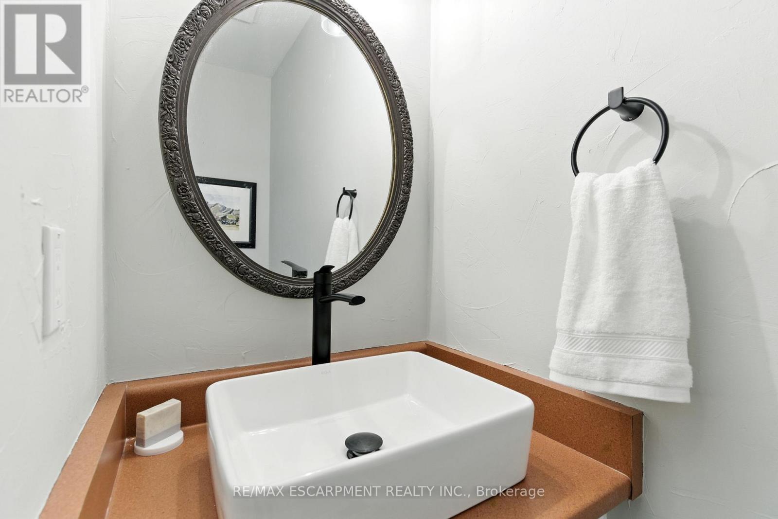 2041 Quail Valley Drive, Burlington, ON - Indoor Photo Showing Bathroom