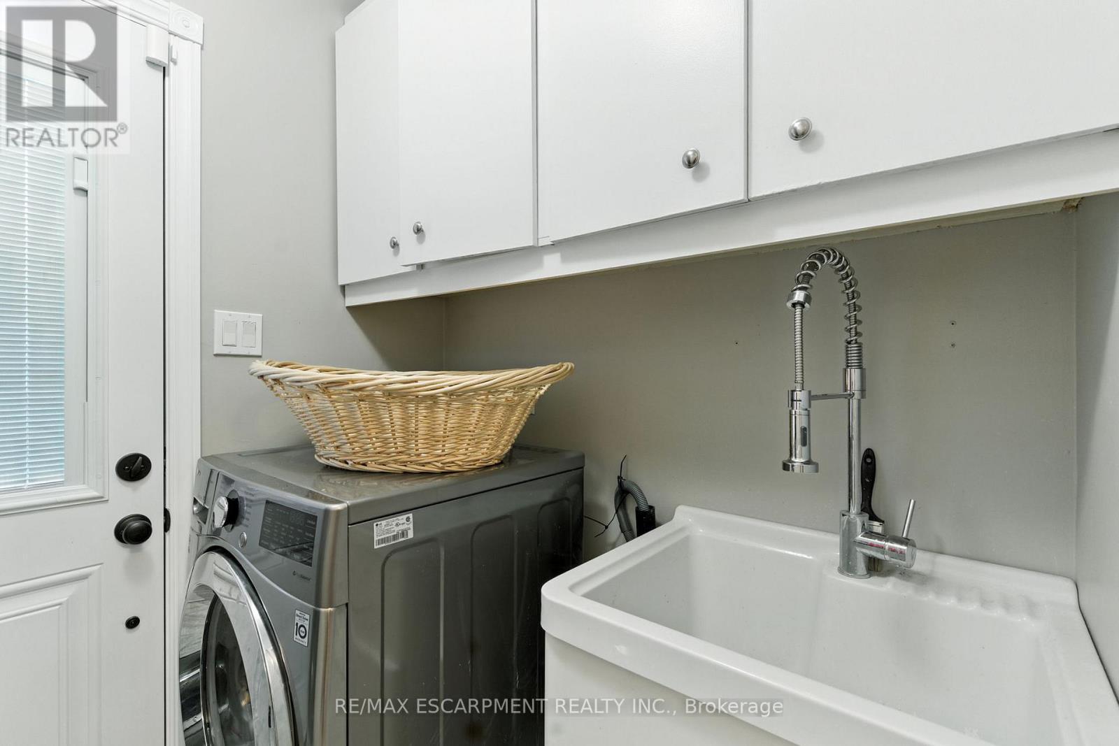 2041 Quail Valley Drive, Burlington, ON - Indoor Photo Showing Laundry Room