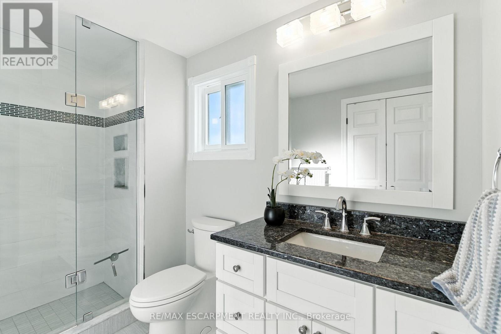 2041 Quail Valley Drive, Burlington, ON - Indoor Photo Showing Bathroom